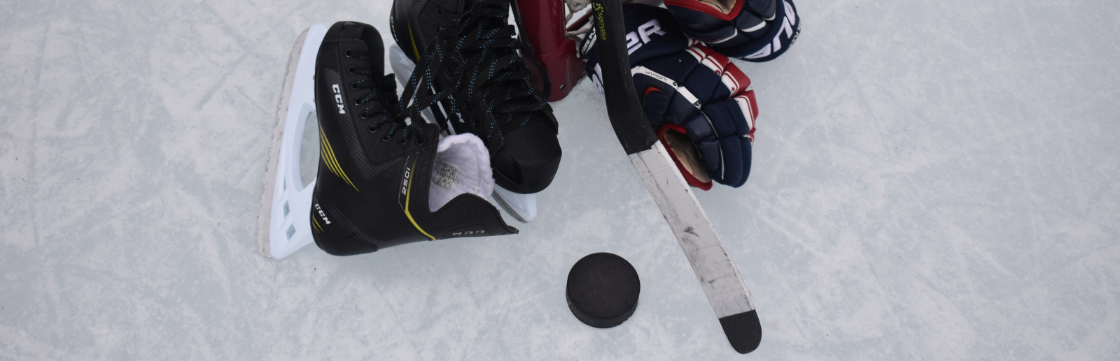 Eishockey-Ausrüstung an einem Tor auf dem Eis