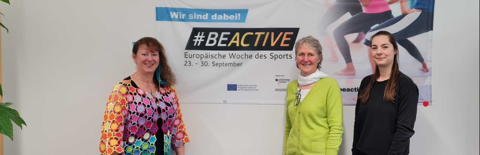 Andrea Milz und zwei Frauen vor dem #BeActive-Banner