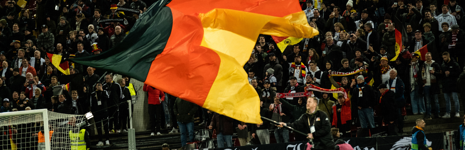 Eine Deutschland-Flagge wird von Fans bei einem Länderspiel präsentiert