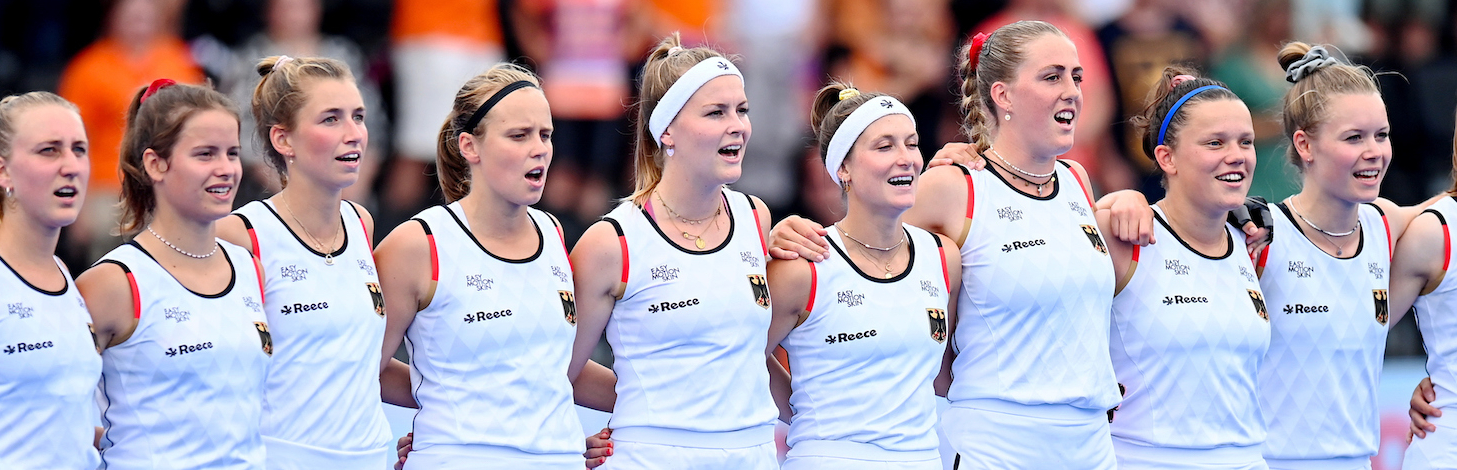 Deutsche Hockey-Nationalmannschaft der Frauen bei der Nationalhymne