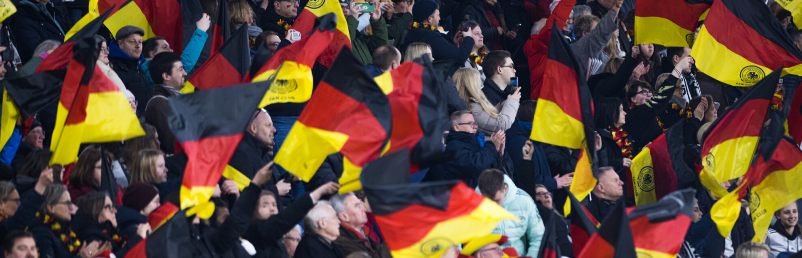 Fußball-Fans in einem Stadion mit Deutschland-Flaggen