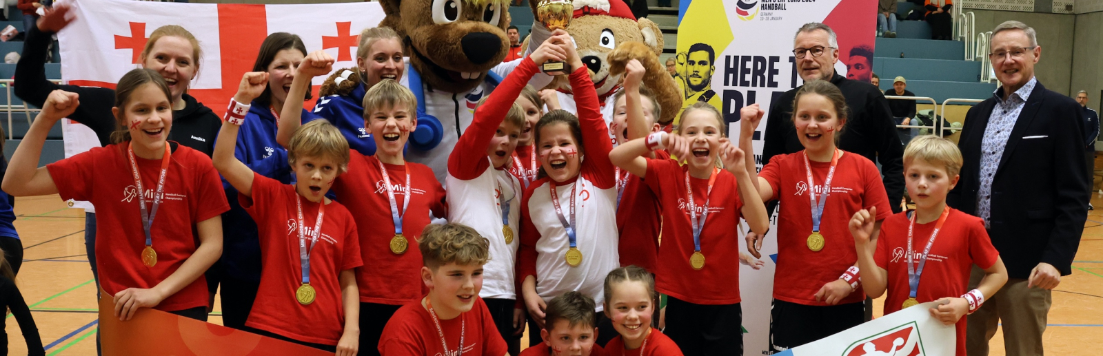 Kinder bei der Mini-WM halten die Sieger-Schale