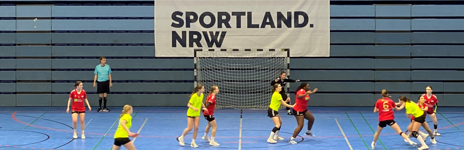 Ein Handball-Spiel vor dem Sportland.NRW-Logo