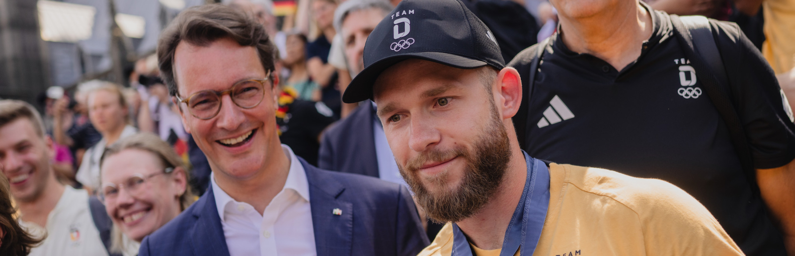„Team D“ kehrt zurück nach Deutschland –  Ministerpräsident Wüst nimmt deutsche  Athletinnen und Athleten in Köln in Empfang