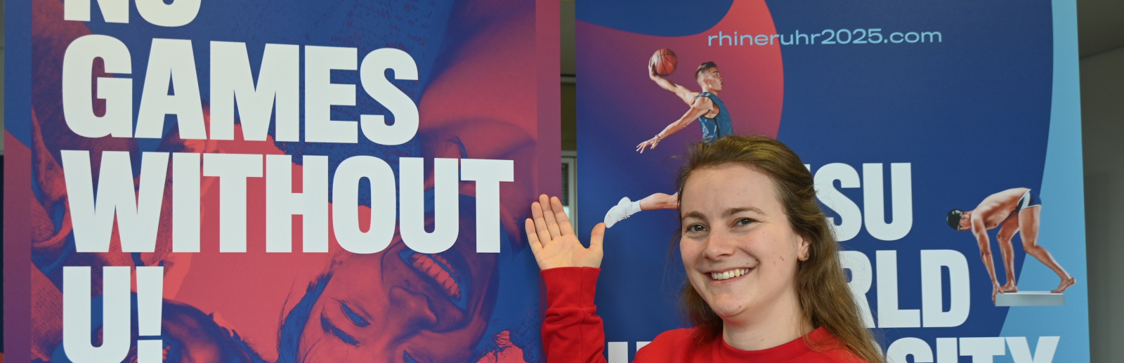 Volonteer vor Backdrop der Rhine-Ruhr 2025 FISU World University Games