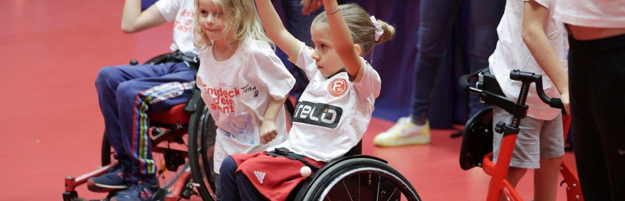 Kinder im Rollstuhl beim Sport