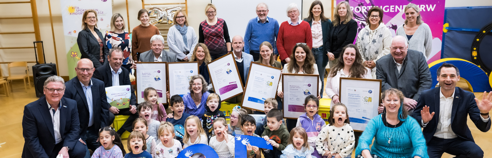 Andrea Milz mit Kindern und Erwachsenen in einem Kindergarten