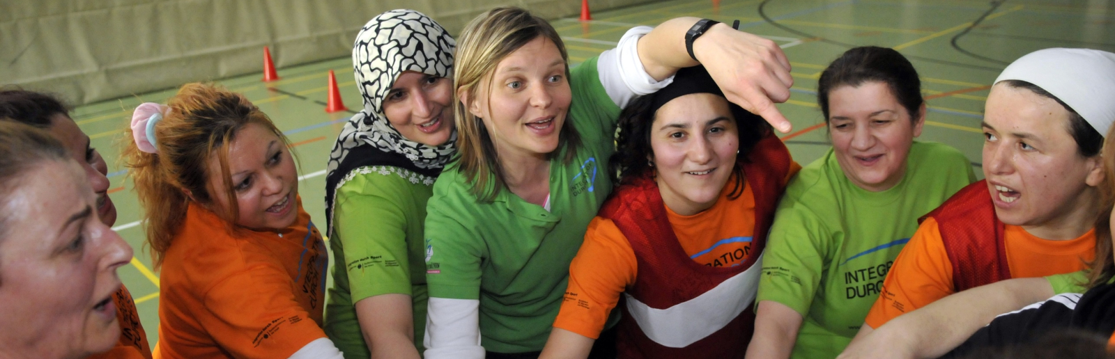 Gruppenbild mit Frauen in einer Sporthalle