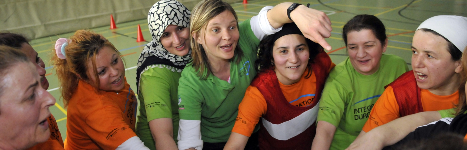 Gruppenbild mit Frauen in einer Sporthalle