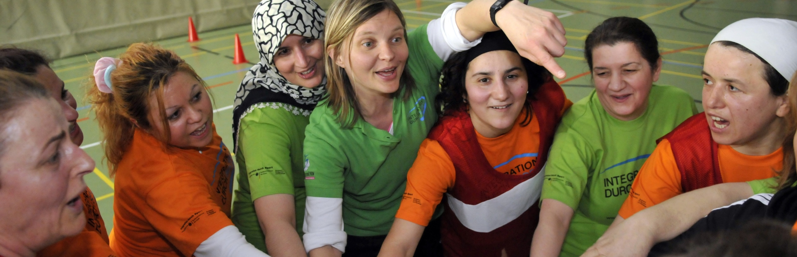 Gruppenbild mit Frauen in einer Sporthalle