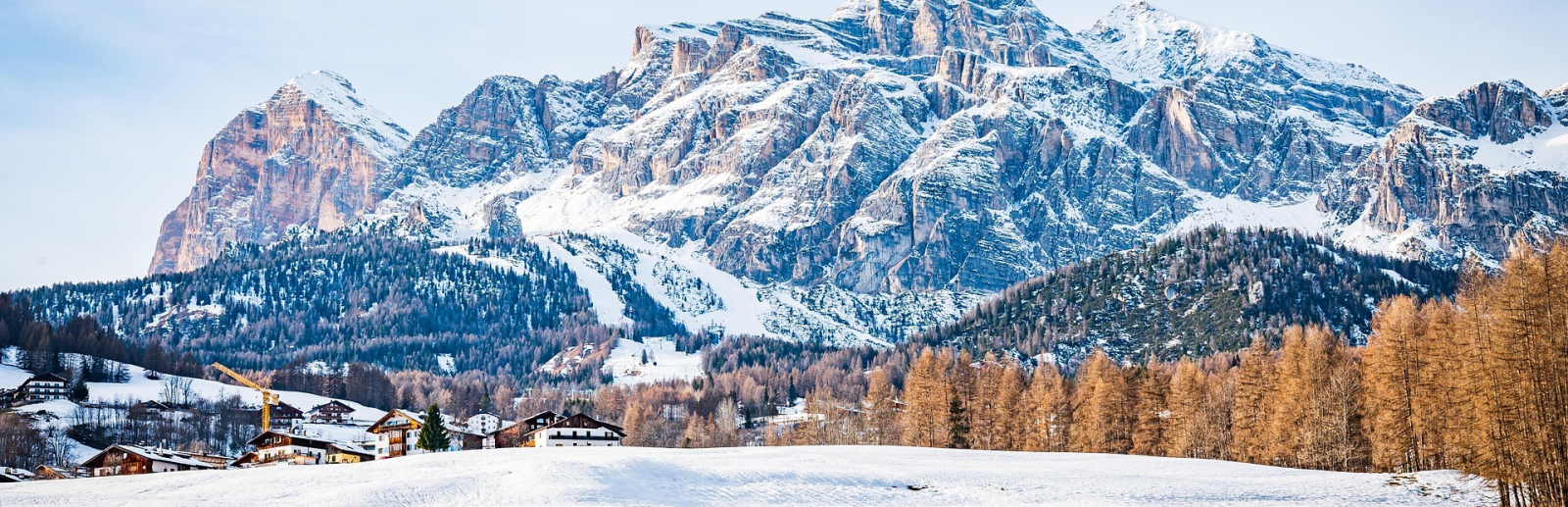 Winterlandschaft in Cortina mit Bergen im Hintergrund