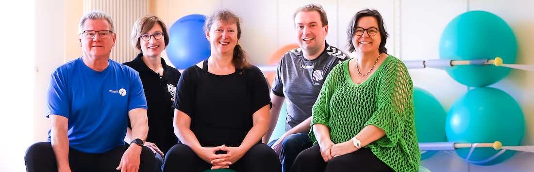 Andrea Milz und LSB-Präsidiumsmitglieder auf grünen Bällen bei Trainingseinheit