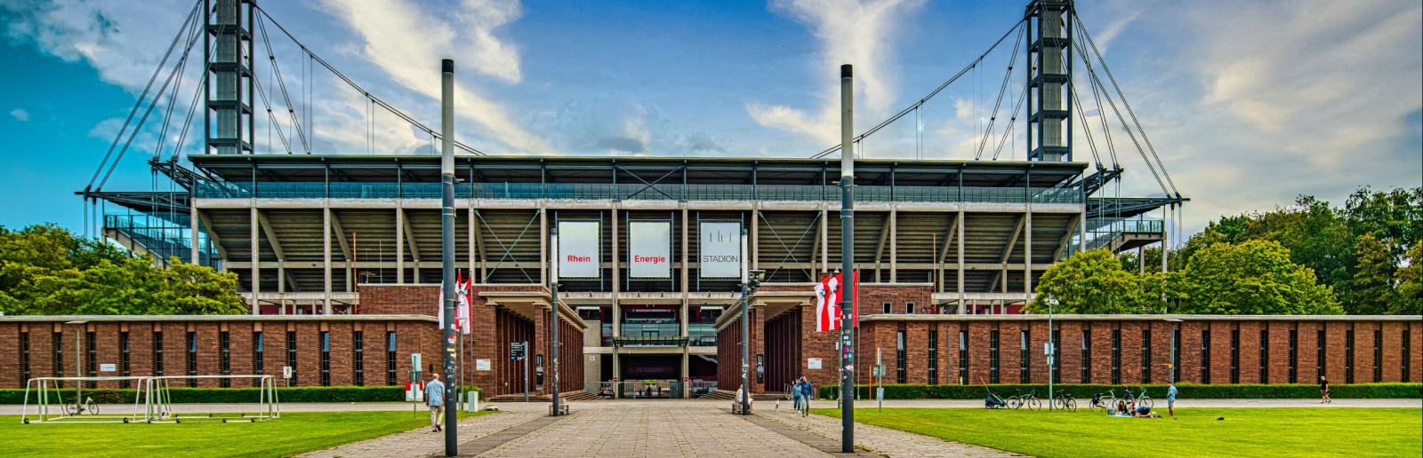 Rheinergiestadion Köln von außen mit Wiese im Vordergrund