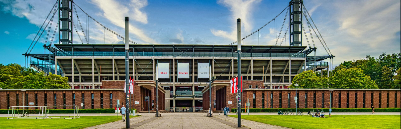 Rheinergiestadion von außen mit Wiesen im Vordergrund