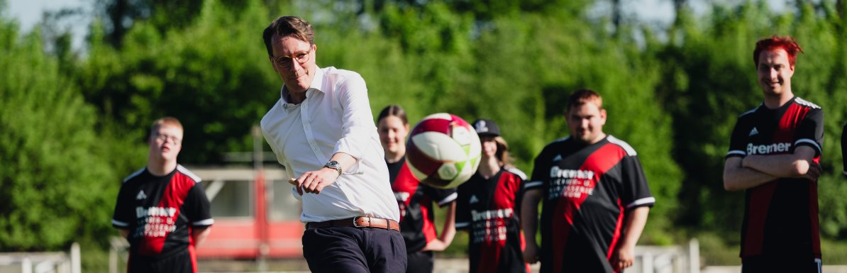 Wüst schießt einen Ball