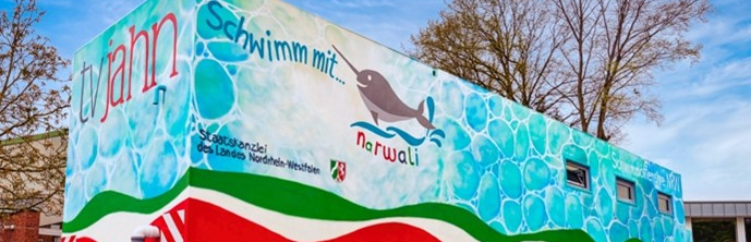 Ein narwali Schwimmcontainer
