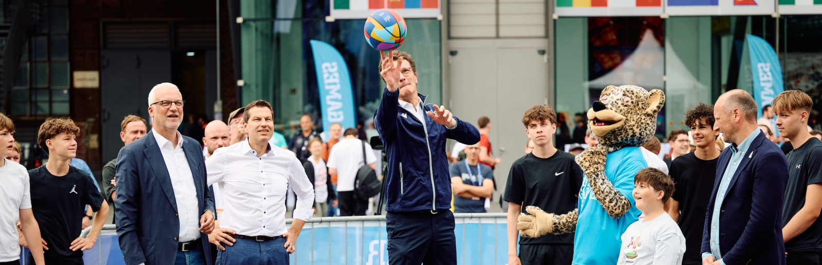 Ministerpräsident Wüst startet mit Gästen Geländetour rund um die Jahrhunderthalle im Zeichen von Sport, Jugend und internationalem Austausch