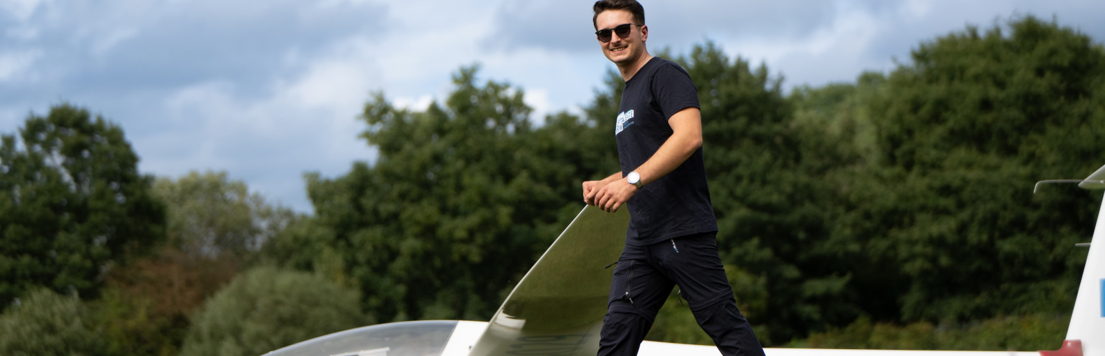 Nicolas Kierdorf in dunkler Kleidung hinter einem Flügel seines Segelflugzeugs