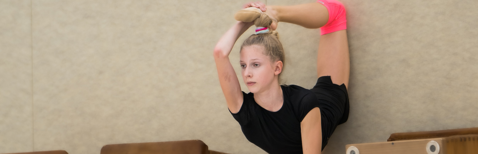 Amelia Kuznetsowa macht einen Spagath an der Wand