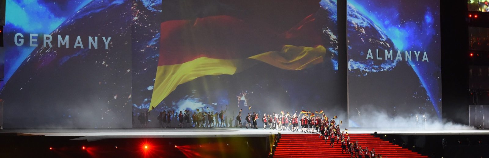 Bühne mit Feuerwerk, das deutsche Team läuft ein