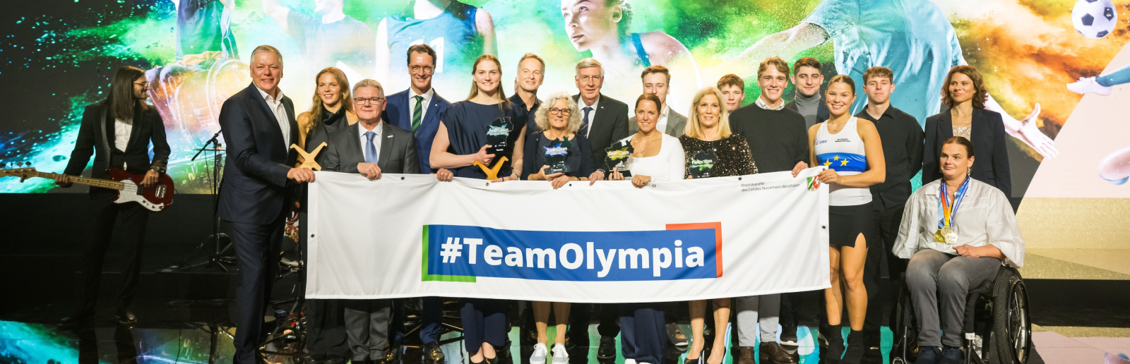 Gruppenfoto mit den Akteurinnen und Akteuren beim felix award