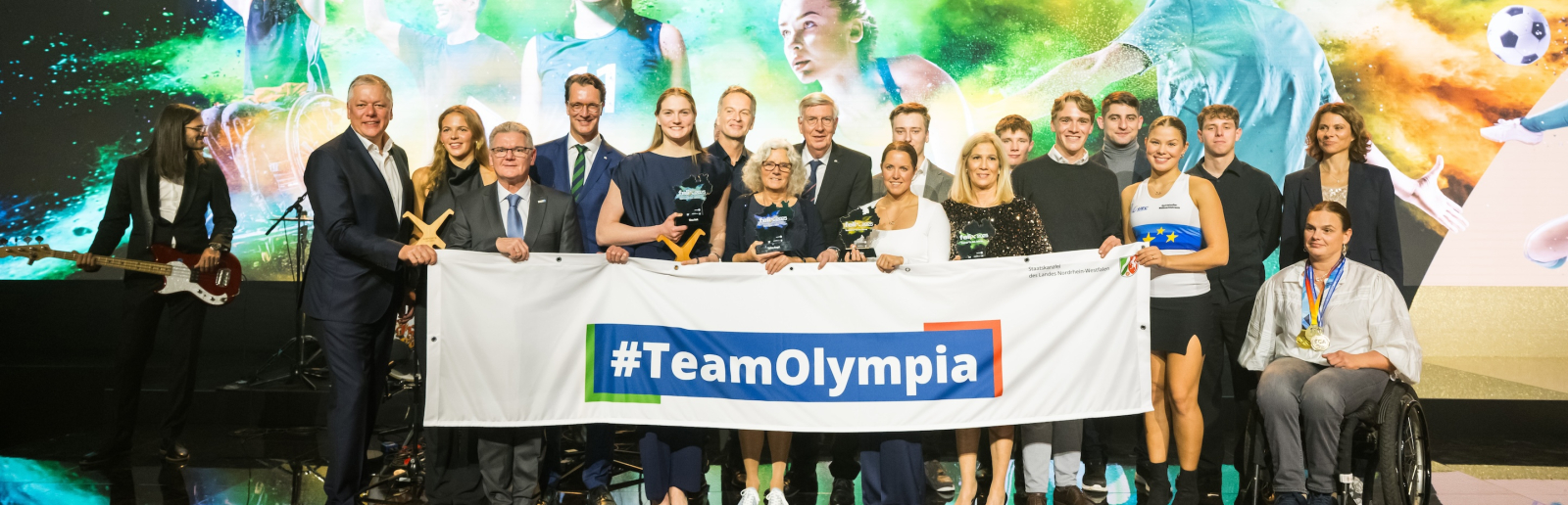 Gruppenfoto mit den Akteurinnen und Akteuren beim felix award