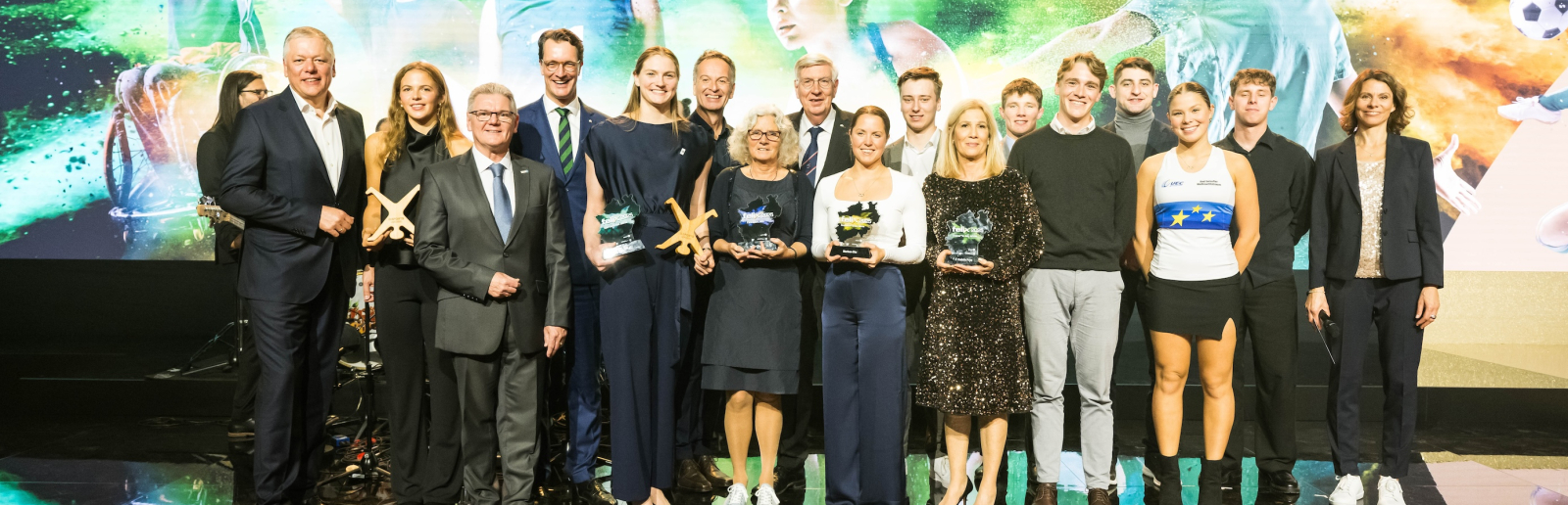 Gruppenbild auf der Bühne beim felix award