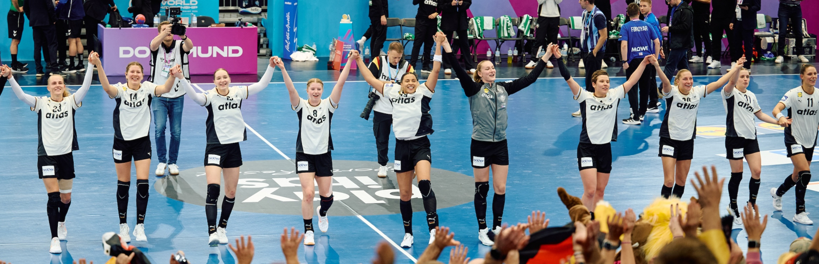 Handballerinnen bedanken sich beim Publikum