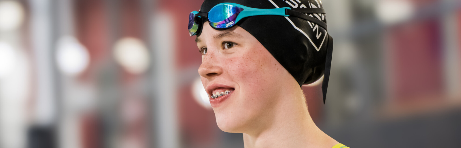 Mieke Leiße mit Badekappe in einem Schwimmbad