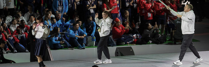 Zwei deutsche Athleten, einer mit Fahne, bei der Abschlussfeier der Deaflympics