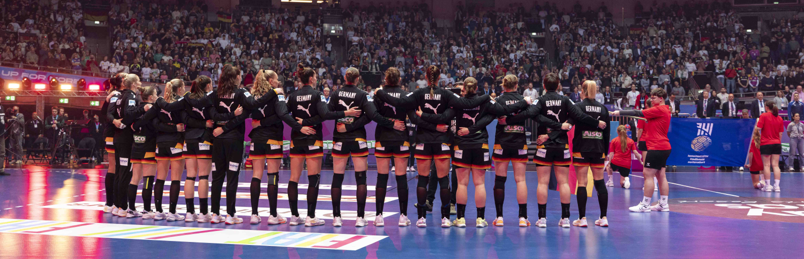 Handballerinnen bedanken sich beim Publikum