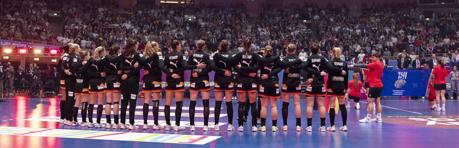 Handballerinnen bedanken sich beim Publikum