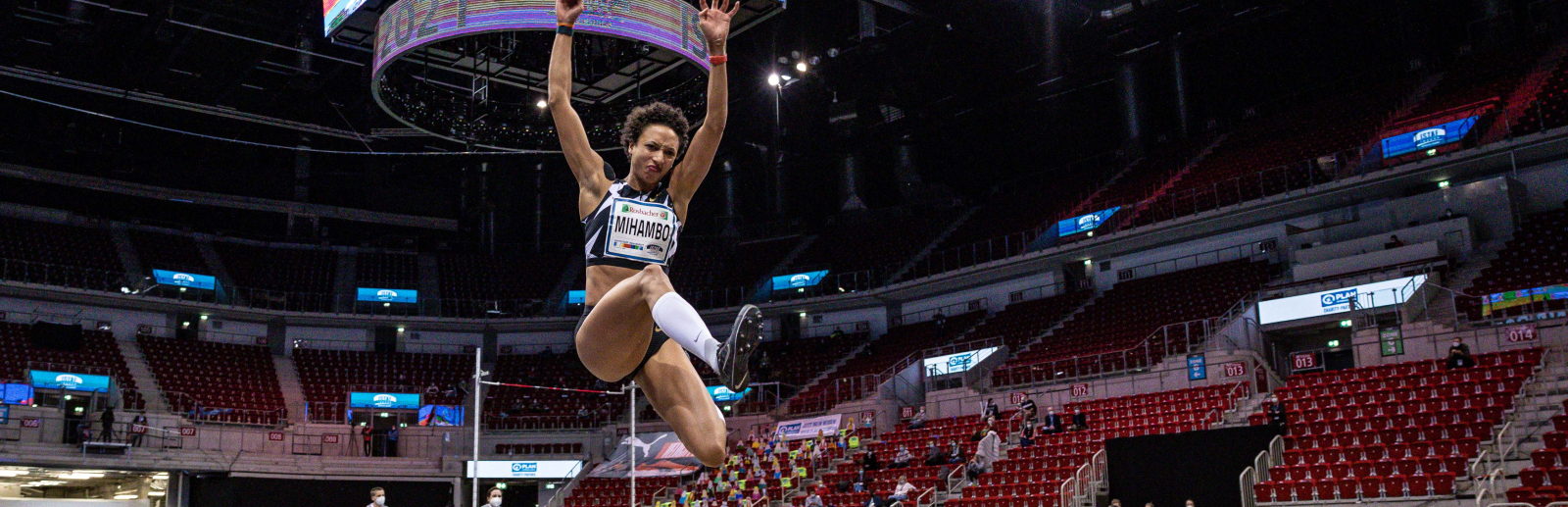 Malaika Mihambo beim Weitsprung in der halle