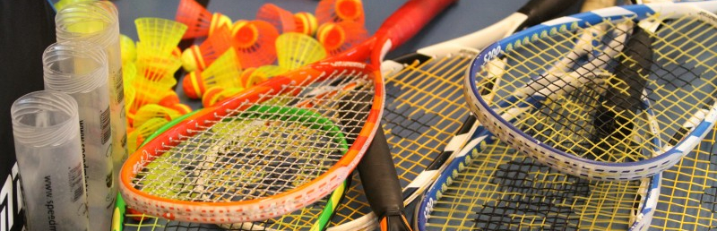 Badmintonschläger liegen auf einem Haufen