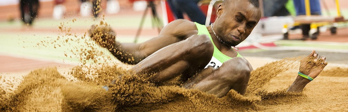 Leichtathlet beim Sprung in die Grube