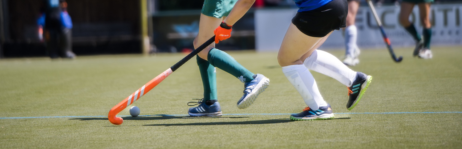 Zwei Feldhockeyspielerinnen in Aktion