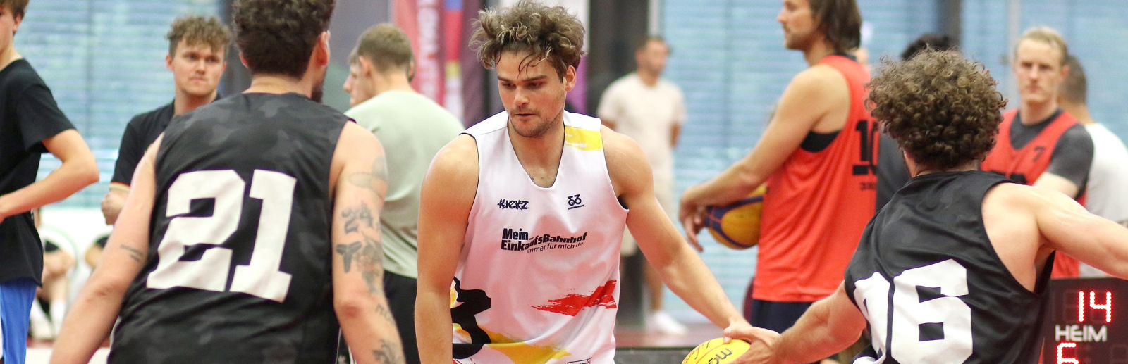 Junge Männer in Aktion beim 3x3 Basketball