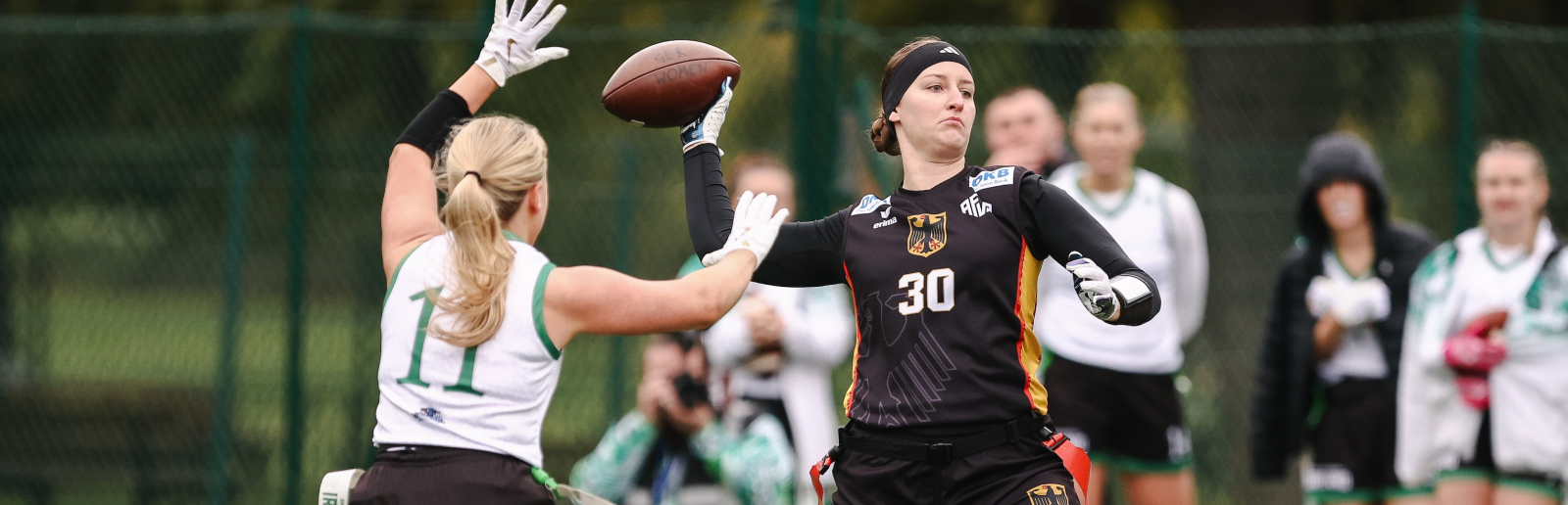 Zwei Flag-Football-Spielerinnen in Aktion