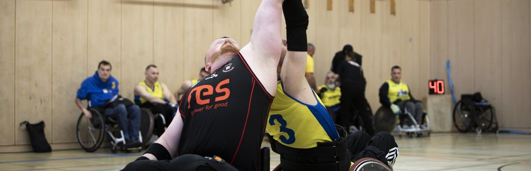 Rollstuhl-Rugbyspieler in der Halle in Aktion