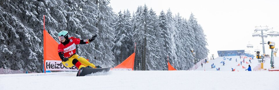 Snowboarder in Aktion beim Saisonfinale 2024