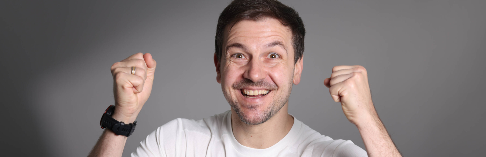 Timo Boll in weißem Team D-Shirt vor grauem Hintergrund