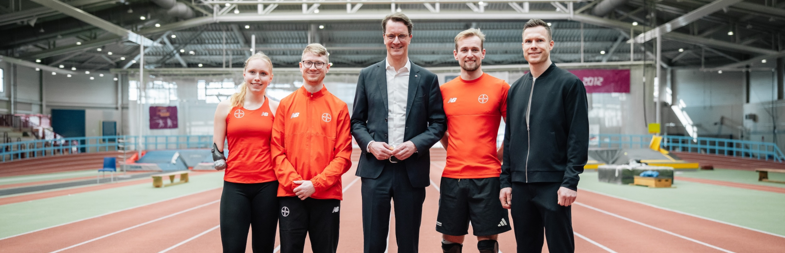 Hendrik Wüst mit Para Athleten in der Leverkusener Sporthalle+