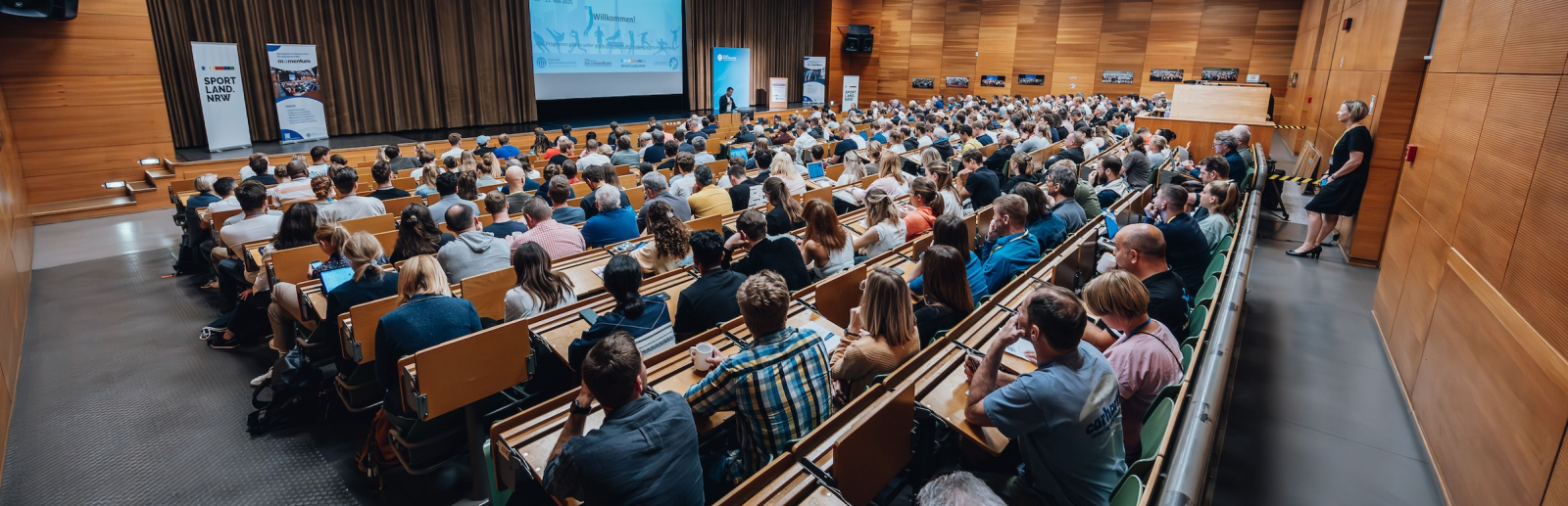 Voll besetzte Sitzreihen in einem Auditorium