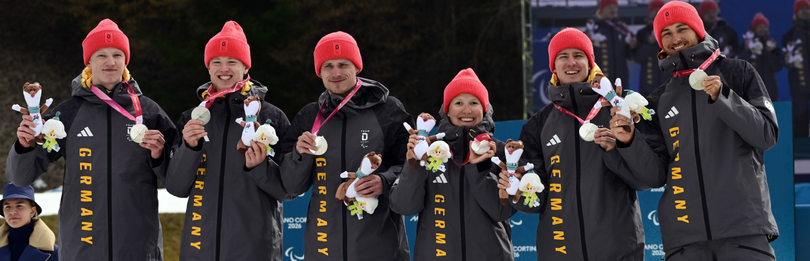 Sechs Para Langläufer bei der Medaillenvergabe auf dem Podium