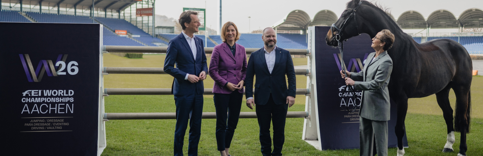Ministerpräsident Wüst mit ALRV-Präsidentin Peter, Aachens OB Ziemons und Dressur-Ikone Isabell Werth mit Pferd in der Soers 
