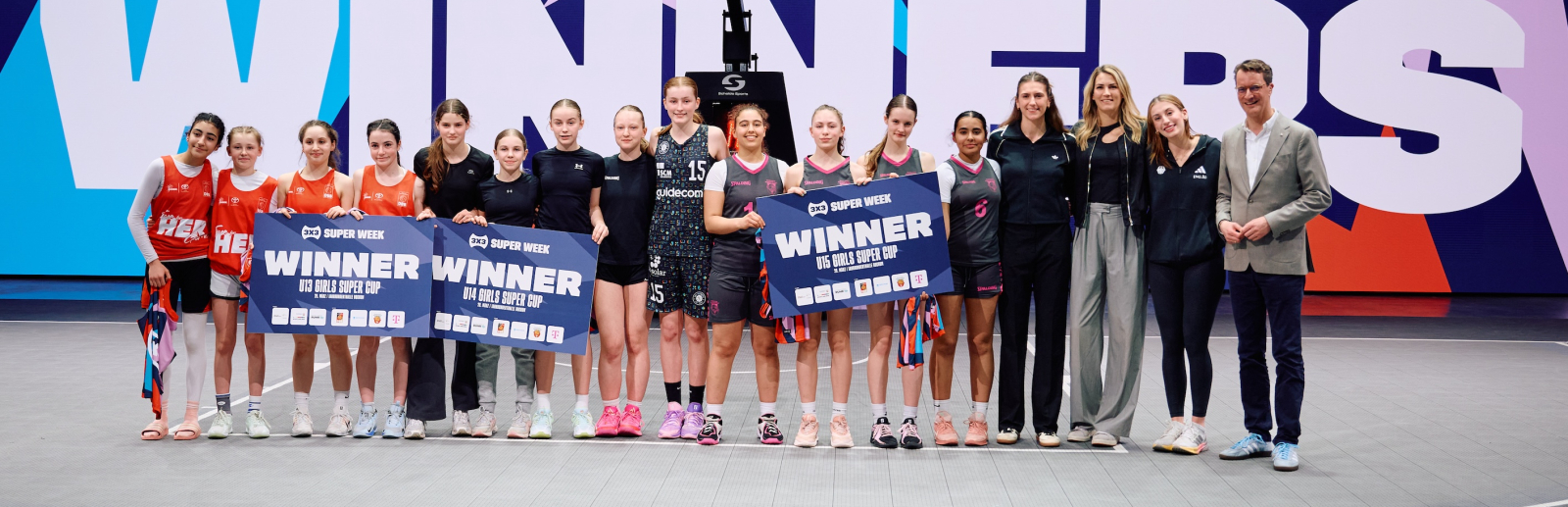 Ministerpräsident Wüst bei einer 3x3-Siegerehrung in der Halle in Bochum