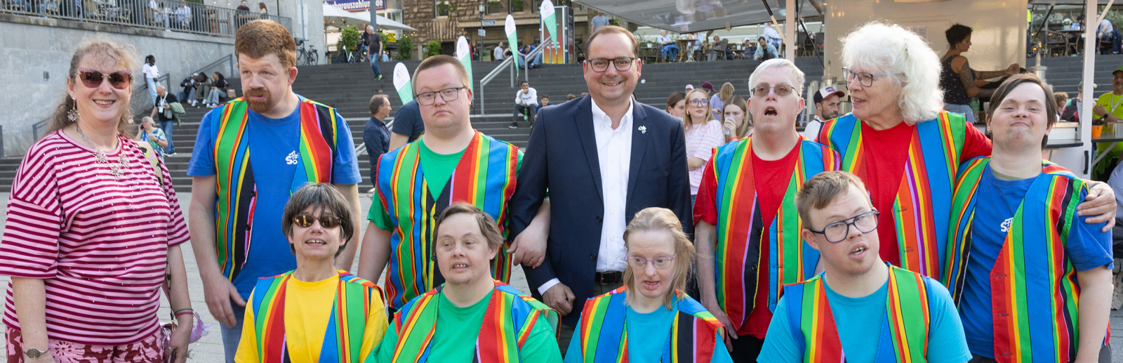 Andrea Milz umgeben von vielen Personen