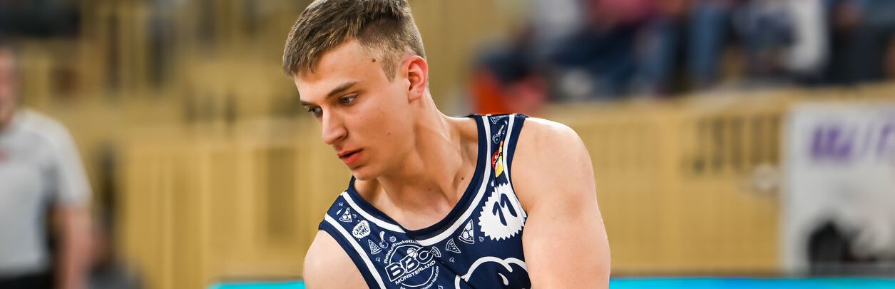 Max Lammering im Rollstuhl dribbelt einen Basketball