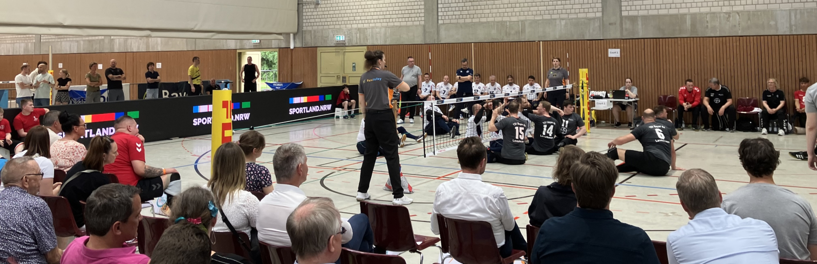 Sitzvolleyballer in einer Halle in Aktion