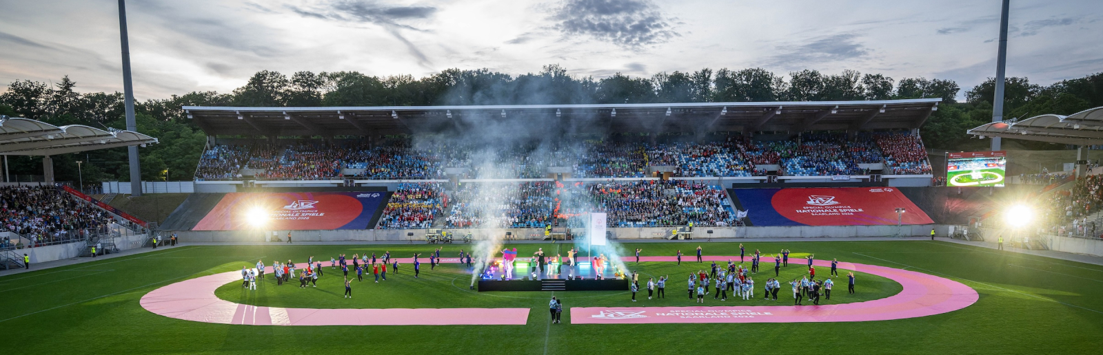 Blick auf ein Stadion in der Abenddämmerung, mit der Eröffnungsfeier der Special Olympics Saarland